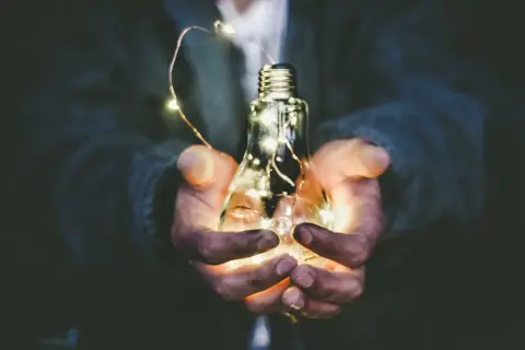Magazyn energii w firmie – zabezpieczenie przed blackoutem czy sposób na tańszy prąd?