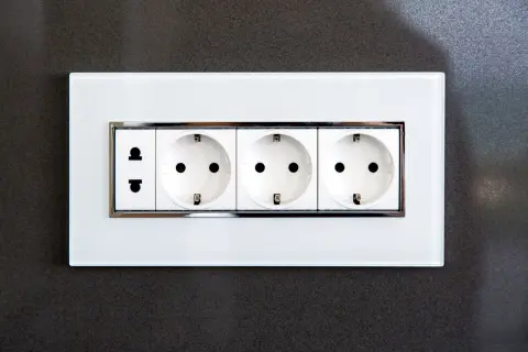 Gniazdko elektryczne – budowa, rodzaje i zasady prawidłowego montażu