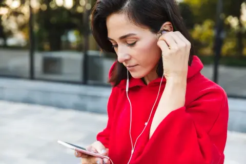 Odkrywanie muzyki cyfrowo: streaming, aplikacje i zasoby online dla fanów rocka