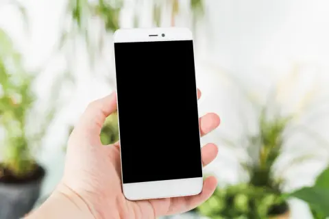 Czy pęknięty ekran w iPhone trzeba wymieniać od razu?