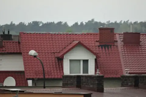 Co sprawia, że kominy ceramiczne są często instalowane w domach jednorodzinnych?