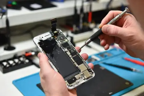 Naprawa płyty głównej w iPhone – dlaczego to tak skomplikowany proces?