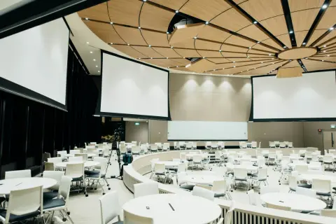 Technika estradowa – jak dobrać sprzęt i obsługę na profesjonalny event?