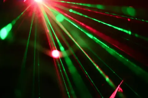 Pokaz laserowy na wydarzeniu — kiedy warto postawić na nowoczesną oprawę wizualną?