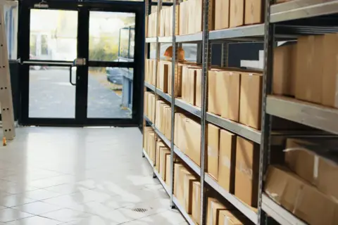 Z jakich materiałów produkuje się regały magazynowe i jak dobrać właściwy rodzaj?