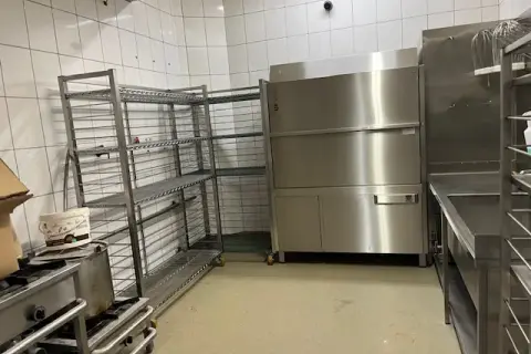 Modernizacja zaplecza gastronomicznego – kiedy wymienić meble ze stali nierdzewnej?
