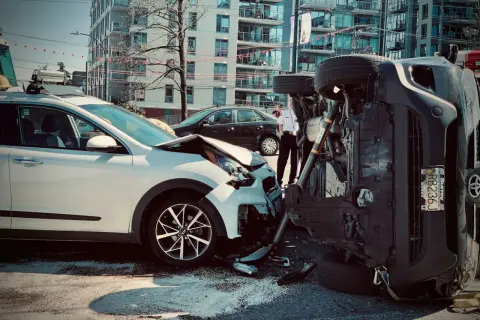 Jak radzić sobie z ubezpieczeniem i roszczeniami po wypadku samochodowym w Wielkiej Brytanii