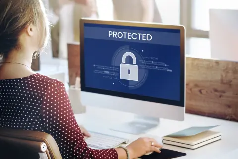 Bezpieczeństwo i transparentność w internecie: na co użytkownicy powinni zwracać uwagę w cyfrowych usługach