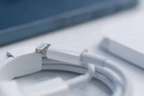 Jaki kabel do iPhone 11? Sprawdź, aby uniknąć problemów z ładowaniem
