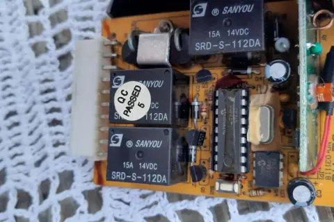 Jak zaprogramować pilot uniwersalny do centralnego zamka bez problemów