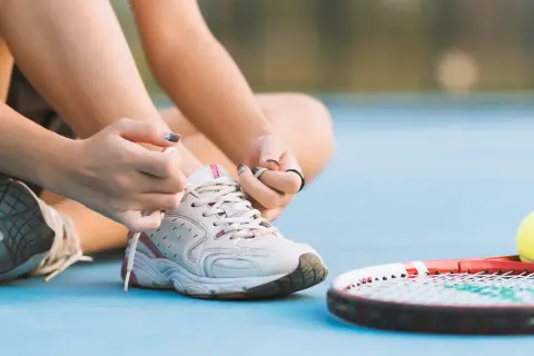 Jakie buty do tenisa wybrać, aby poprawić swoją grę?