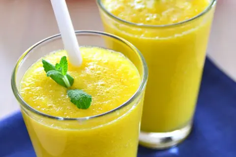 Co to jest smoothie owocowe i dlaczego warto je pić? Składniki i korzyści