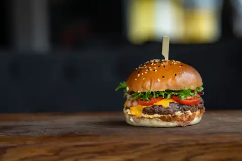 Ile kcal ma burger? Zaskakujące różnice w kaloryczności burgerów