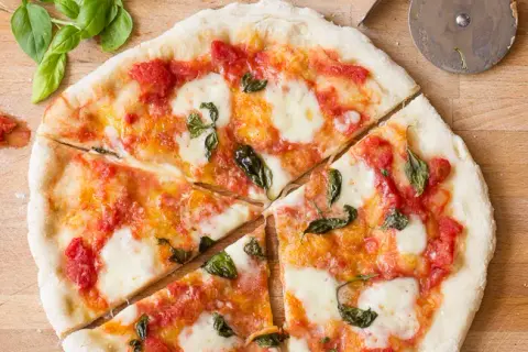 Autentyczny przepis na oryginalne włoskie ciasto do pizzy – sekret idealnego spodu