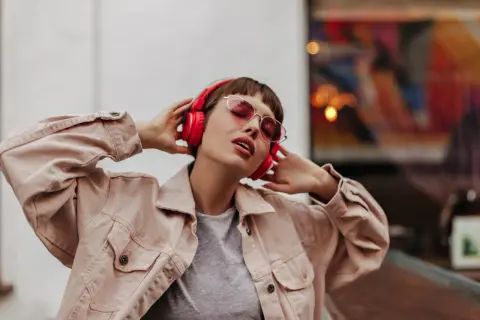 Dźwięki szczęścia: dlaczego muzyka jest tak ważna w tworzeniu atmosfery platformy rozrywkowej online