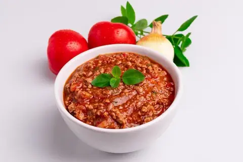 Ile kalorii ma sos do spaghetti z mięsem mielonym? Sprawdź teraz!
