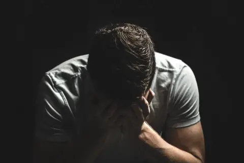 Jak pomóc mężowi w depresji - skuteczne sposoby wsparcia emocjonalnego