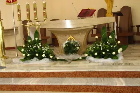 Ile świec na ołtarzu jest potrzebnych? Tradycje i symbolika w liturgii