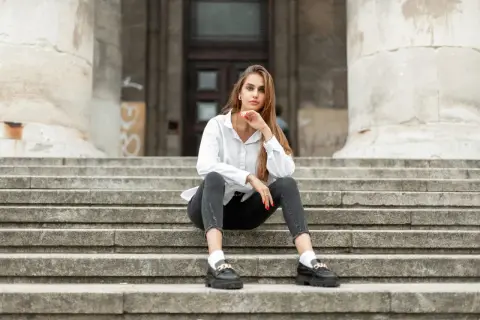 Najlepsze buty do szarych spodni damskich na każdą okazję i stylizację