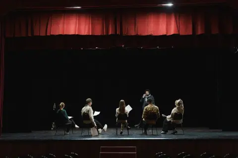 Czym jest teatr? Odkryj jego znaczenie i różnorodność form sztuki