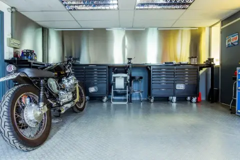 Co potrzebne do warsztatu motocyklowego? Kluczowe narzędzia i wyposażenie