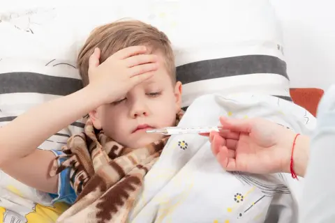 Kiedy podać lek na gorączkę, by nie zaszkodzić dziecku?