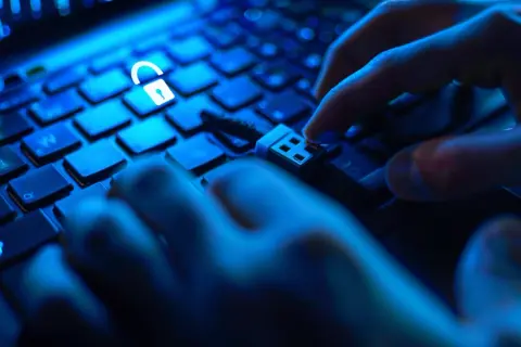 Co to jest Facebook Hacker Pro? - Wyjaśnienie narzędzia
