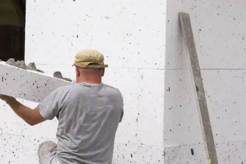 Jak przyklejać styropian - uniknij najczęstszych błędów i zyskaj trwałość