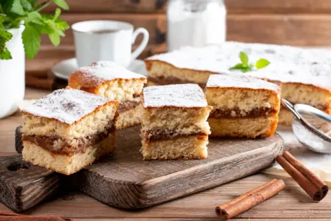 Czy szarlotka to jabłecznik? Odkryj różnice między nimi