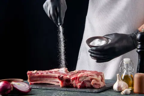 Kiedy solić dziczyznę, aby uzyskać idealny smak i wilgotność?