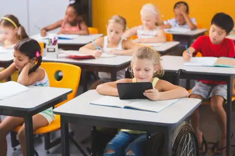 Czym jest klasa integracyjna? Cele, korzyści i zasady funkcjonowania w szkole