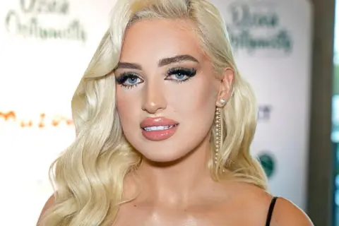 Caroline Derpienski: Kontrowersyjna modelka i influencerka