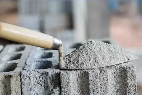 Jaki cement do murowania bloczków betonowych? Wybierz najlepszy!