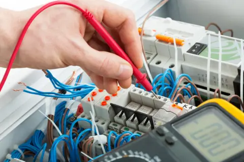 Ile kosztuje montaż rozdzielni elektrycznej? Sprawdź ceny i czynniki wpływające na koszt