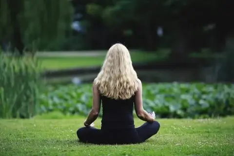 Jak zacząć medytację mindfulness i uniknąć frustracji w praktyce