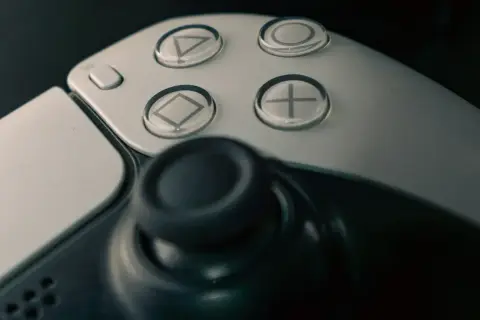 Jak podłączyć pada PS5 do PC przez kabel - proste kroki i porady