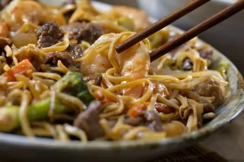 Makaron chow mein z czym jeść: najlepsze dodatki, które zaskoczą