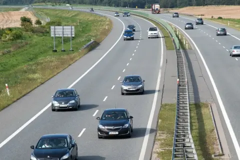 Wyprzedzanie prawym pasem na autostradzie – kiedy jest dozwolone i zabronione?