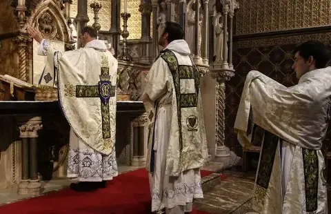 Kto może odprawiać mszę świętą? Odkryj tajniki kapłaństwa