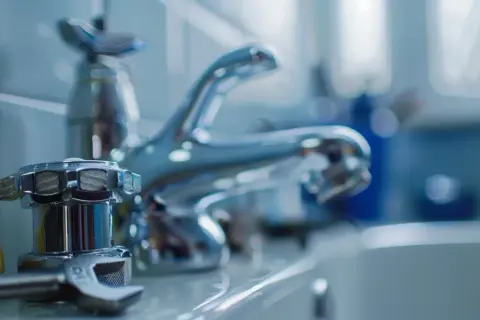 Jak wymienić zawór wody? Oto nasz przewodnik dla początkujących