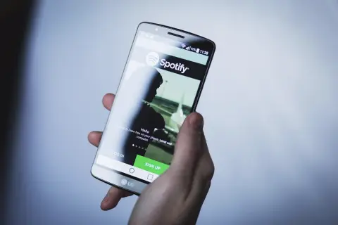 Ile można zarobić na Spotify? Przewodnik dla artystów 2025