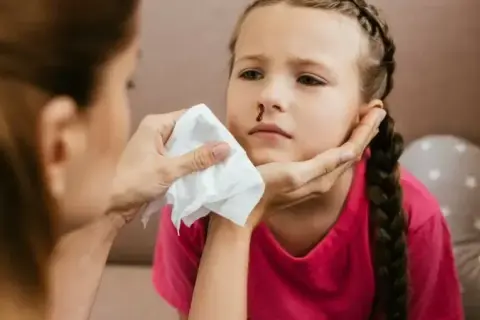 Dlaczego dziecku leci krew z nosa? Przyczyny i sposoby pomocy rodzicom