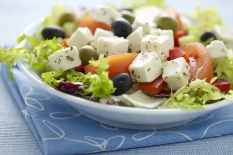 Jaki ser feta do sałatki greckiej - wybierz najlepszy smak i jakość