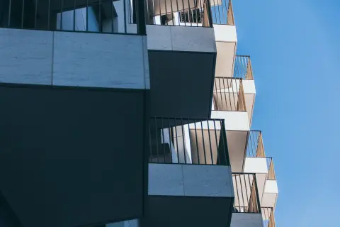 Balkon jako źródło energii – czy mini instalacje fotowoltaiczne się opłacają?