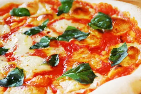 Kto wynalazł pizzę? Niezwykła historia i wpływ na kulturę włoską
