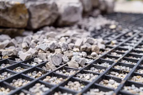 Kratka Pod Kruszywo: Jak Wzmocnić Podłoże Pod Kostkę Brukową?