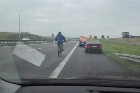Czy można jechać rowerem po autostradzie? W Polsce to zabronione!