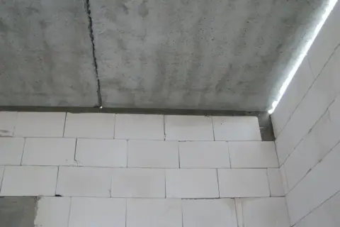 Ile schnie strop po zalaniu? Poznaj kluczowe czynniki i czas schnięcia