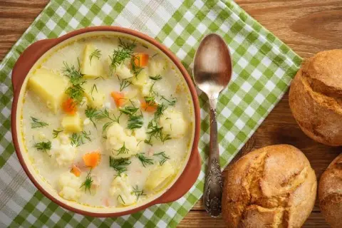 Zupa kalafiorowa jak zrobić – prosty przepis na zdrowy obiad