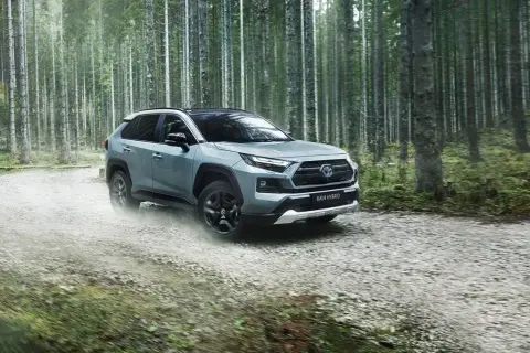 Jak działa napęd 4x4 w Toyota RAV4 II? Kluczowe informacje i zalety